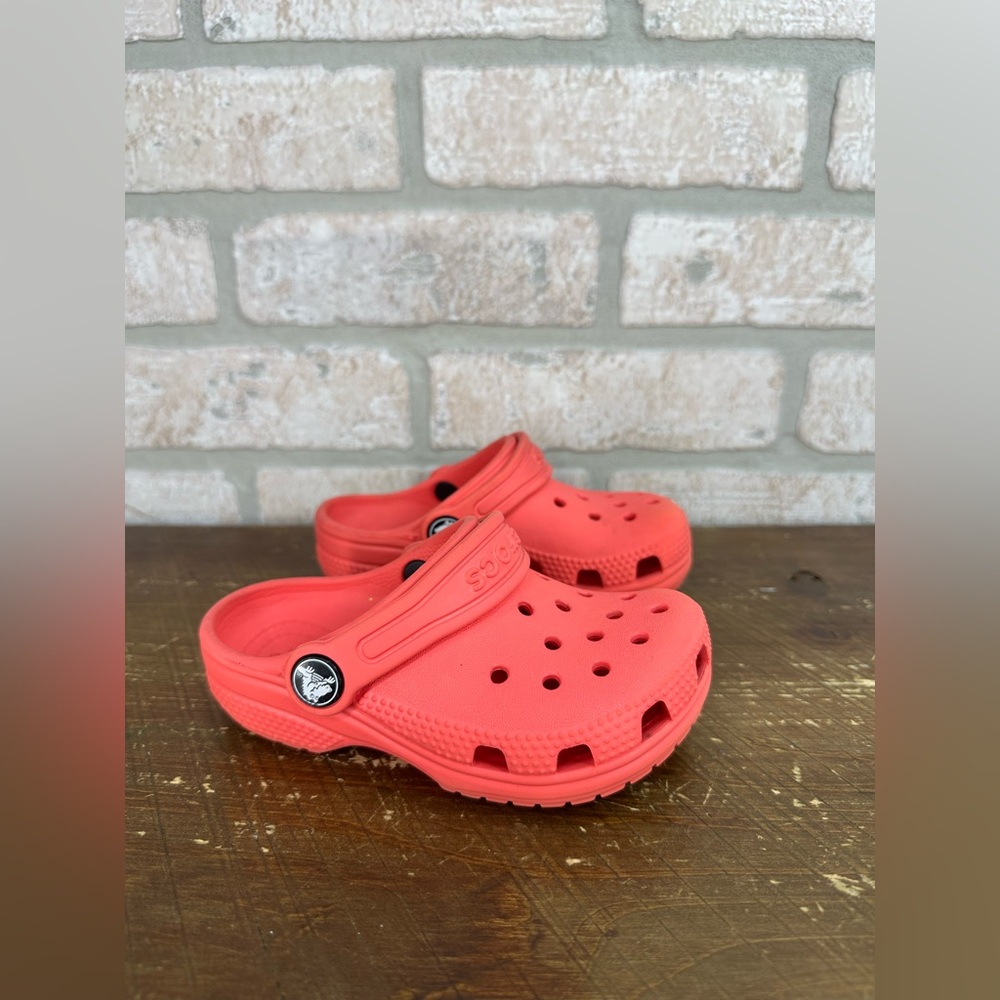 Toddler Coral Crocs Size 8c - 0320